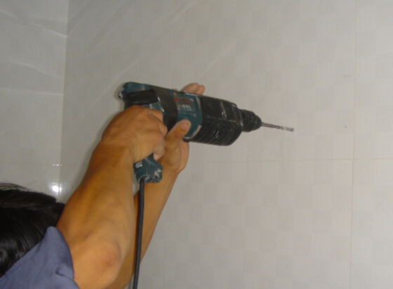 墙上瓷砖打孔怎么补救(墙上瓷砖打孔怎么补救视频教程)