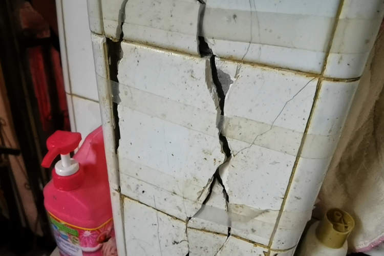 墙砖开裂正常吗视频(墙砖开裂正常吗视频教程)