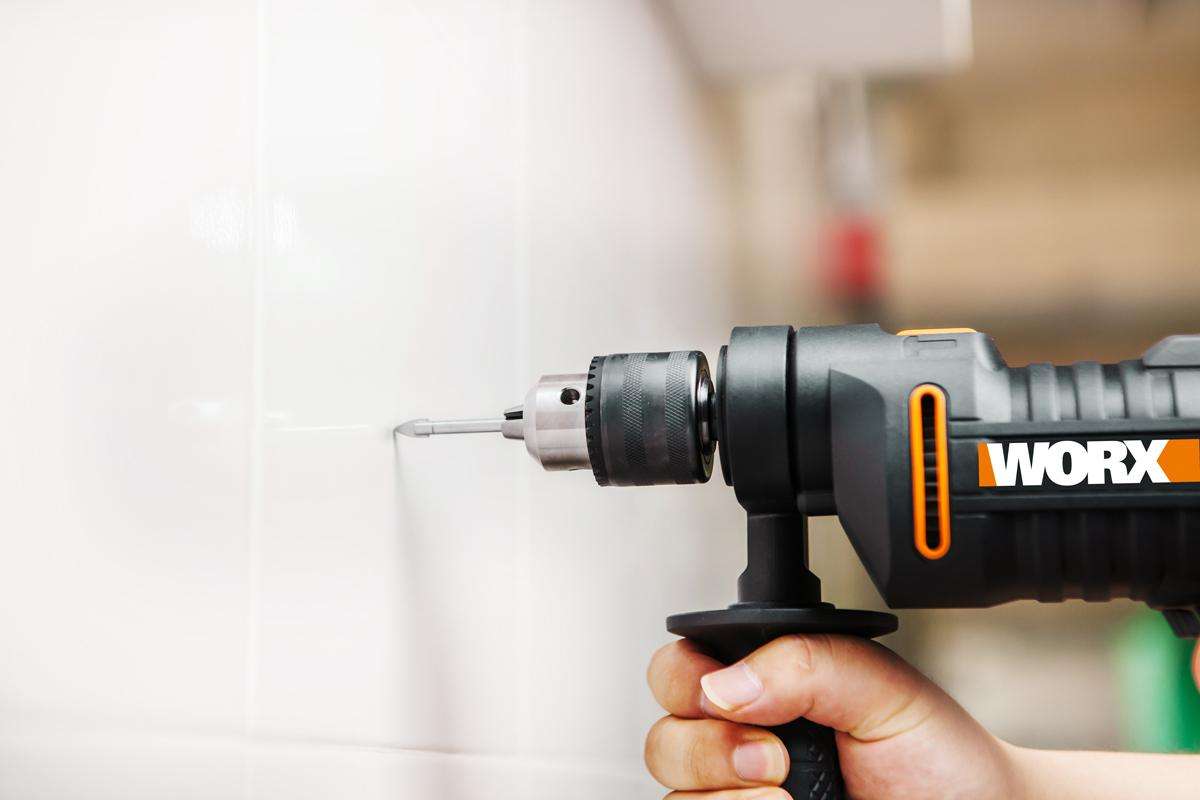 墙面砖打孔是什么意思(墙砖打孔后的地方怎么修补)