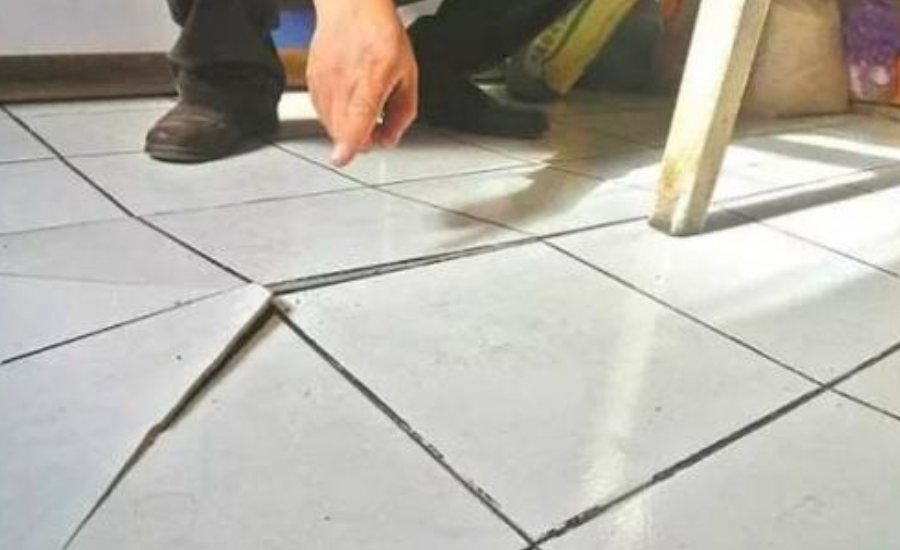 瓷砖变形拱起原因有哪些(瓷砖变形拱起原因有哪些方面)